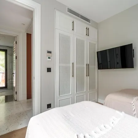 2-bedroom Beachfront Flat With Amenities *