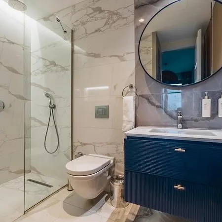 2-bedroom Beachfront Flat With Amenities