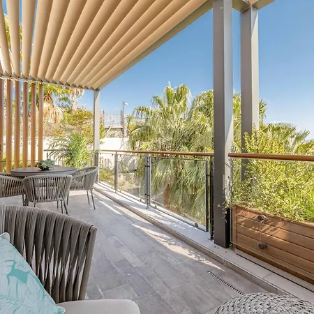 2-bedroom Beachfront Flat With Amenities