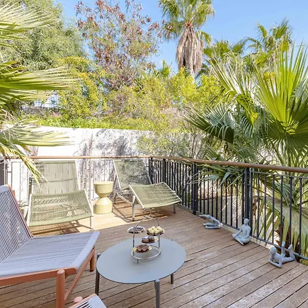 2-bedroom Beachfront Flat With Amenities *